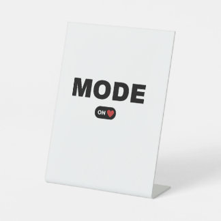 Modus aan reclamebord met voetstuk