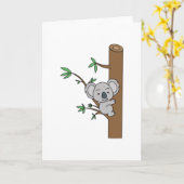 Moe babykoala klimt in een eucalyptusboom kaart (Gele Bloem)