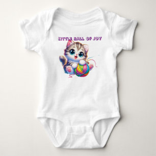 Moe kitten speelt met garen baby romper