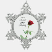 Moeder 100ste Verjaardag Rode Rozenbloem Gepersona Tin Sneeuwvlok Ornament (Voorkant)
