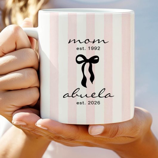 Moeder aan Abuela Est mok met strikje