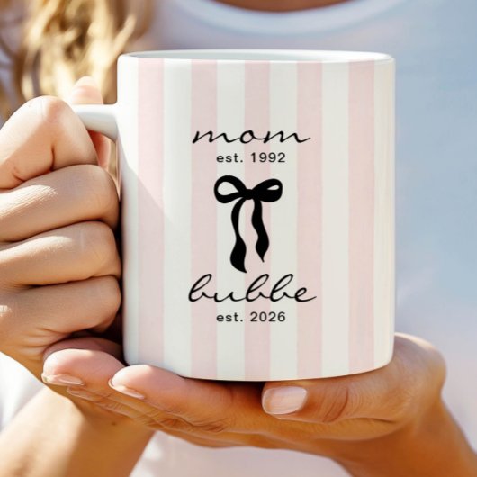 Moeder aan Bubbe Est mok met strikje