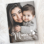 Moeder beste jaar harten overlay foto magneet<br><div class="desc">Koelkastmagneet met uw aangepaste foto en de tekst "Mom" in een schattig kalligrafie script lettertype,  samen met harten en jaar als een witte man overlay.</div>