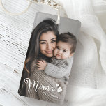 Moeder beste jaar harten overlay foto sleutelhanger<br><div class="desc">Sleutelhanger met je eigen foto en de tekst "Mom" in een schattig kalligrafie script lettertype samen met harten en jaar als een witte overlay.</div>