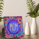 Moeder  Bloemen Roze Whimsical Fotoplaat<br><div class="desc">Een leuke, trendy bloemenmama plaquette die er geweldig uit zou zien in een slaapkamer, kantoor, klaslokaal of thuis. De grillige harten en bloemen voegen vreugde toe aan dit met de hand getekende kunststuk. De pop van kleur zorgt voor een opvallende plaque. Bekijk mijn Instagram- of Facebook-pagina's om meer van mijn...</div>