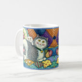 MOEDER CAT EN KITTEN, PATCHWORK QUILTS, PINCUSHION KOFFIEMOK (Voorkant links)