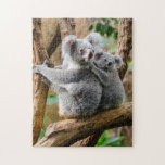 Moeder en baby Animal Koala BearFotografie Dier Legpuzzel<br><div class="desc">Deze 252-delige dierenpuzzels/jigzaapuzzel bevat schattige foto's van moeder- en babydieren. "De band tussen een moeder en haar kind is de enige echte en puurste band ter wereld, de enige echte liefde die we ooit kunnen vinden in ons leven." Viel de waarste band met je kleintjes met deze moeder- en babydierenpuzzel....</div>