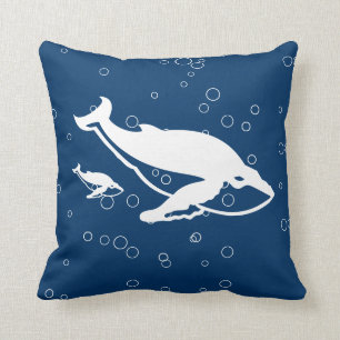 Moeder en baby witte walvis op blauw kussen