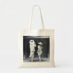 Moeder en dochter buiten een restaurant tote bag
