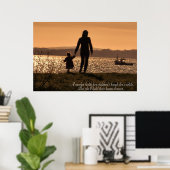 Moeder en dochter houden handen vast aan zonsonder poster (Thuiskantoor)