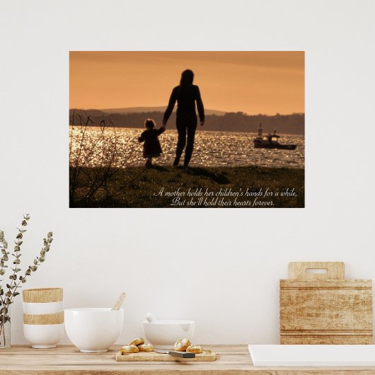 Moeder en dochter houden handen vast aan zonsonder poster (Keuken)