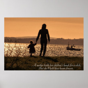 Moeder en dochter houden handen vast aan zonsonder poster