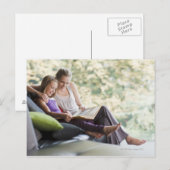 Moeder en dochter lezen verhaal briefkaart (Voorkant / Achterkant)