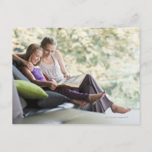 Moeder en dochter lezen verhaal briefkaart