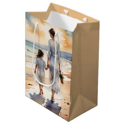 Moeder en dochter wandelen op het strand medium cadeauzakje (Voorkant Gekanteld)