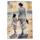 Moeder en dochter wandelen op het strand medium cadeauzakje (Voorkant)