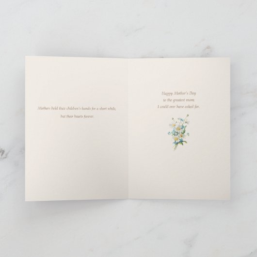 moeder en kind die Daisy Chains maken Kaart (Binnen)