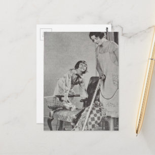 Moeder en kind stofzuigen zwart-wit briefkaart