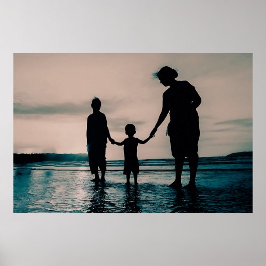 Moeder en kinderen op het strand foto Poster (Voorkant)