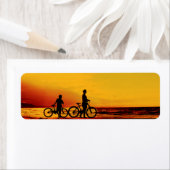 Moeder en zoon fietsen op het strand etiket (Insitu)