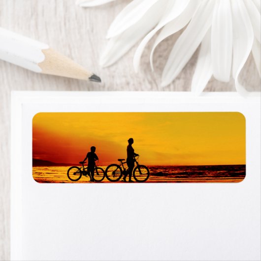 Moeder en zoon fietsen op het strand etiket (Insitu)