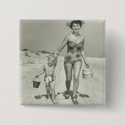 Moeder en zoon lopen vierkante button 5,1 cm (Voorkant)