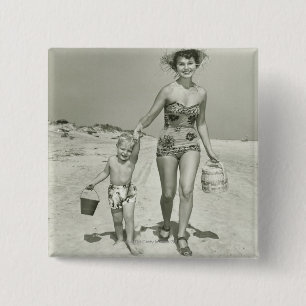 Moeder en zoon lopen vierkante button 5,1 cm