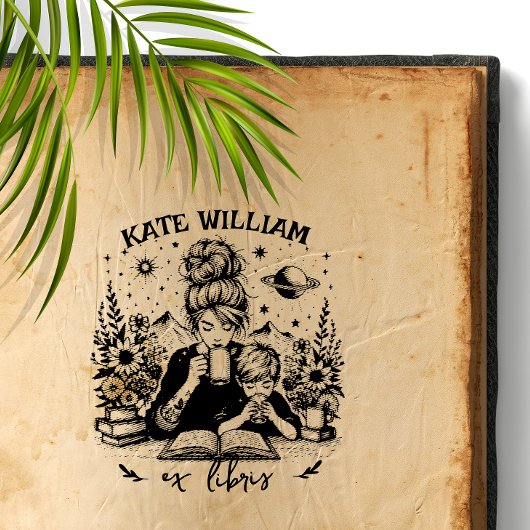 Moeder en zoon met boek Custom ex libris Zelfinktende Stempel