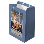 Moeder en zoon op het strand Poster Medium Cadeauzakje (Achterkant Gekanteld)