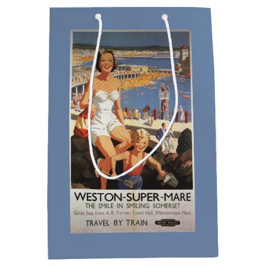 Moeder en zoon op het strand Poster Medium Cadeauzakje (Voorkant)