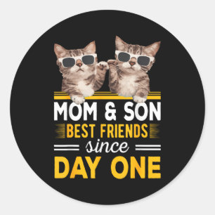 Moeder en zoon vrienden sinds dag één vuist tegen ronde sticker