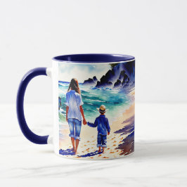 Moeder en zoon wandelen op het strand mok