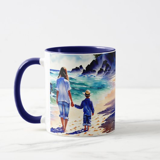 Moeder en zoon wandelen op het strand mok (Links)