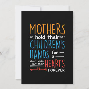 Moeder Gift Moeders houden hun kinderhanden vast Kaart