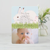 Moeder haas en Baby foto 1e verjaardag uitnodiging (Staand voorkant)