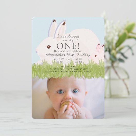 Moeder haas en Baby foto 1e verjaardag uitnodiging (Staand voorkant)