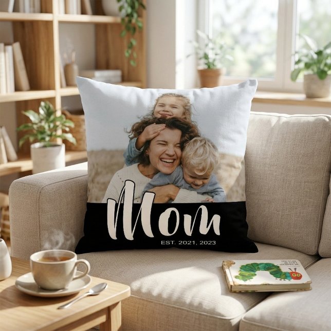 Moeder heeft moderne script fotostijl kussen (Mom Established Modern Script Photo Throw Pillow)