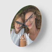 Moeder heeft moderne witte script foto opgericht ronde klok (Hoek)