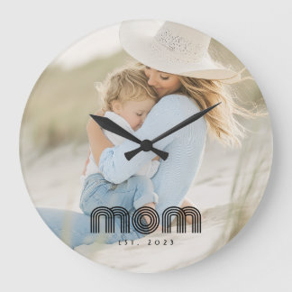 Moeder heeft moderne witte script fotolokatie inge grote klok
