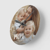 Moeder heeft moderne witte scriptfoto ingesteld ronde klok (Hoek)
