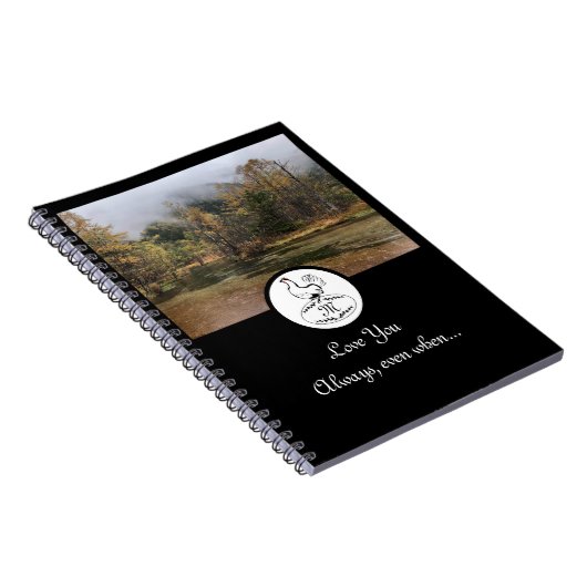 Moeder Hen Nesting op een Monogram Egg Foto Notitieboek (Rechterzijde)