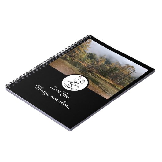 Moeder Hen Nesting op een Monogram Egg Foto Notitieboek (Linkerzijde)