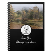 Moeder Hen Nesting op een Monogram Egg Foto Notitieboek (Voorkant)