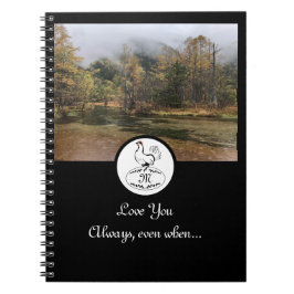 Moeder Hen Nesting op een Monogram Egg Foto Notitieboek