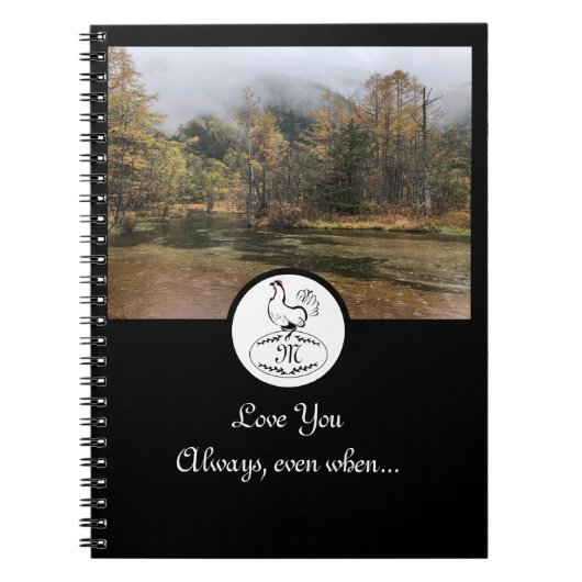 Moeder Hen Nesting op een Monogram Egg Foto Notitieboek (Voorkant)