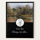 Moeder Hen Nesting op een Monogram Egg Foto Planner (Achterkant)