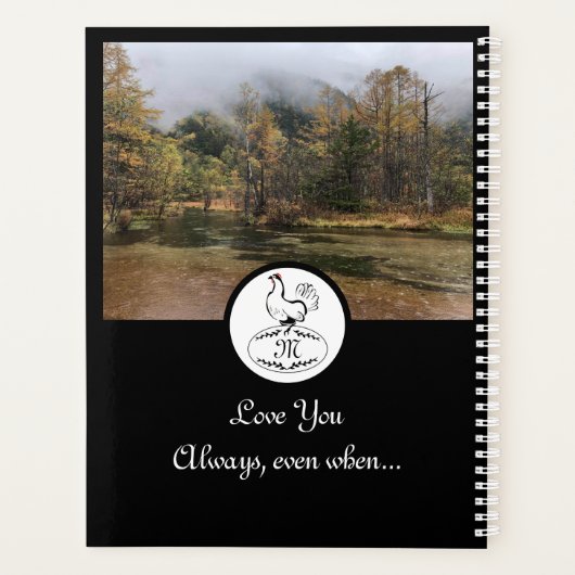 Moeder Hen Nesting op een Monogram Egg Foto Planner (Achterkant)