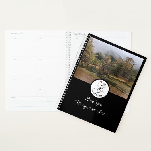Moeder Hen Nesting op een Monogram Egg Foto Planner (Display)