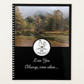 Moeder Hen Nesting op een Monogram Egg Foto Planner (Voorkant)