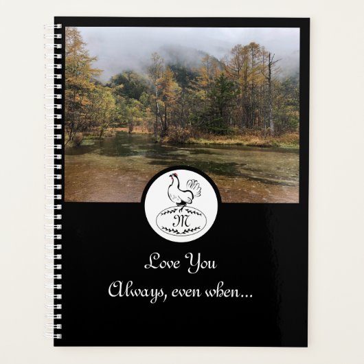 Moeder Hen Nesting op een Monogram Egg Foto Planner (Voorkant)